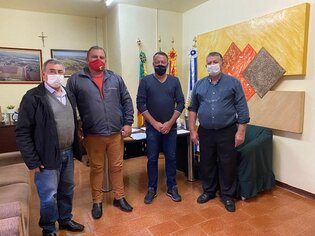 Representantes da mobilização pró asfalto de Garruchos visitam executivo