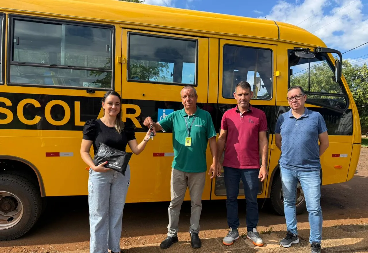 A PREFEITURA MUNICIPAL DE GARRUCHOS ATRAVÉS A SECRETARIA DE EDUCAÇÃO ADQUIRE NOVO ÔNIBUS ESCOLAR 