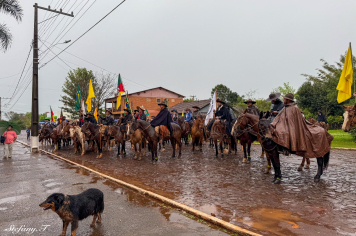 CAVALEIROS ENFRENTAM A CHUVA E MANTÊM VIVA A CULTURA NO DESFILE FARROUPILHA.