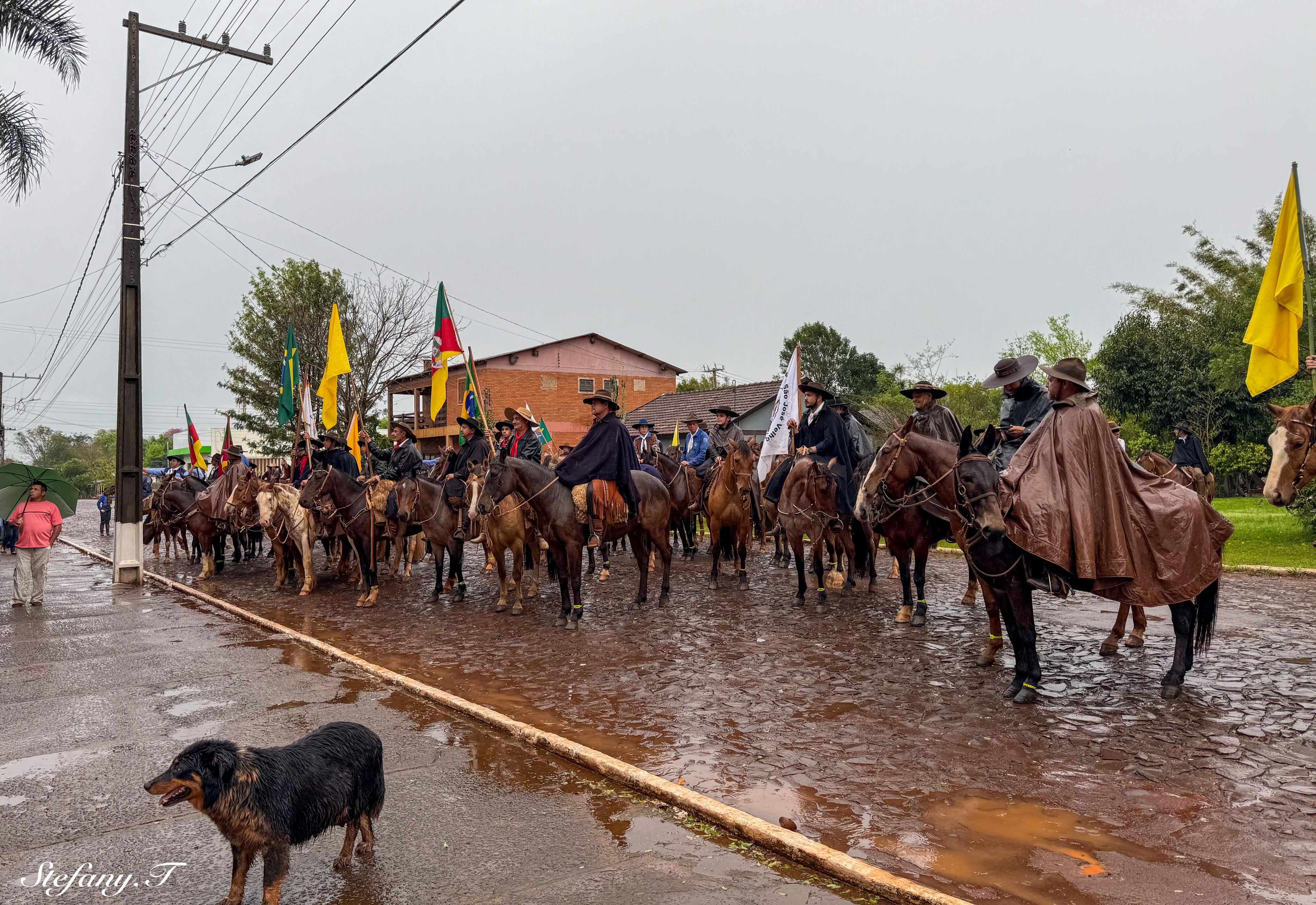 CAVALEIROS ENFRENTAM A CHUVA E MANTÊM VIVA A CULTURA NO DESFILE FARROUPILHA.