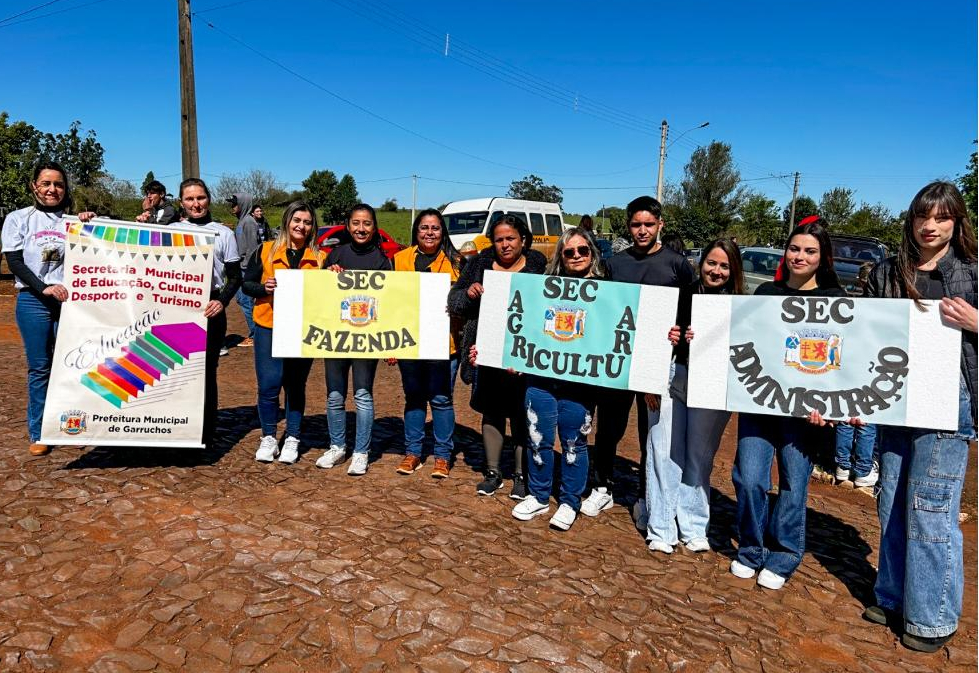 Desfile cívico reúne comunidade em Garruchos