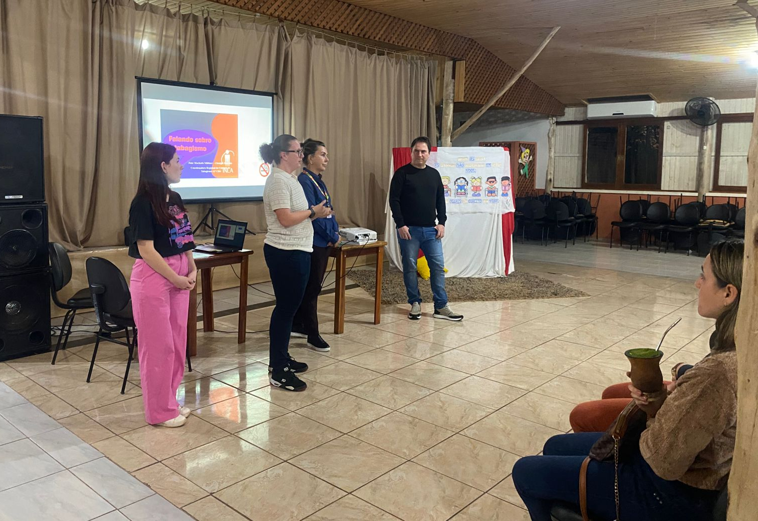 Palestra aborda os impactos dos cigarros eletrônicos, álcool e outras drogas.