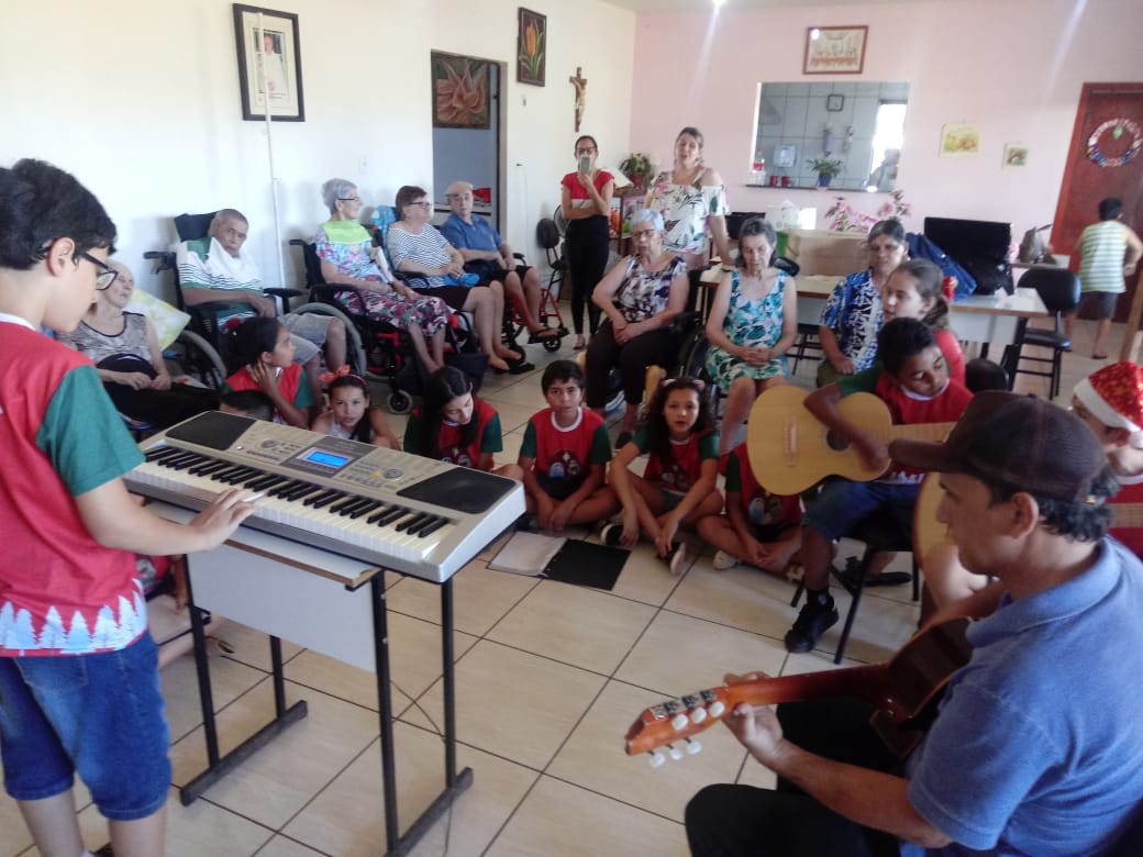 Crianças do CRAS Bem Viver levam carinho ao Lar do Idoso.